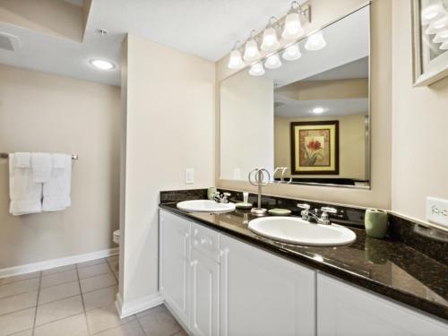 łazienka z 2 umywalkami i dużym lustrem w obiekcie Yacht Club Villas #2-405 condo w mieście Myrtle Beach