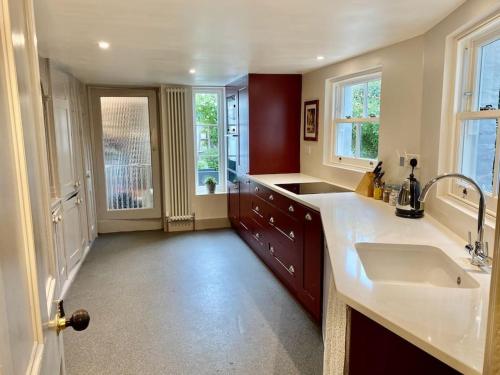 uma cozinha com um lavatório e uma bancada em Holbrook House em Kent