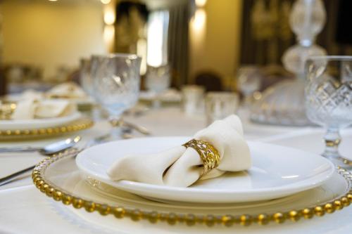 einem Tisch mit einer weißen Platte mit einem Ring darauf in der Unterkunft Mitte Port Hotel Konak Izmir in Izmir