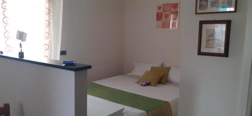 基亞瓦里的住宿－Appartamento Luna，一间小卧室,卧室的角落里配有一张床