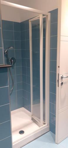 キアーヴァリにあるAppartamento Lunaのバスルーム(ガラスドア付きのシャワー付)