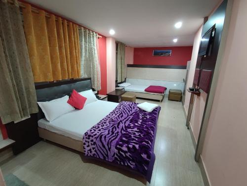 Habitación de hotel con cama y TV en Hotel La Casa, en Namchi