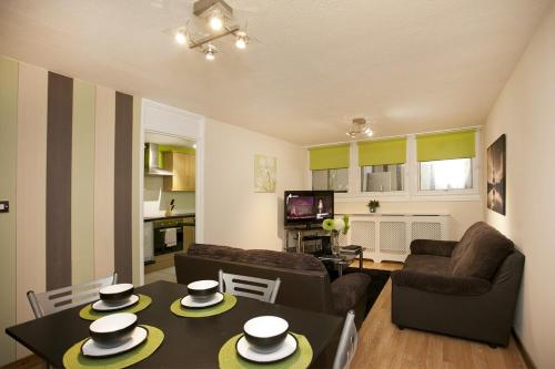 諾丁漢的住宿－Victoria Centre Apartments in the Victoria Centre Shopping Centre - Nottingham City Centre - 24 hours access - Most Central Location, Lounge, Full Kitchen, Washing Machine - Opposite Hilton by Restaurants & Shops - Outdoor Parking from five pounds a day，客厅配有桌子和沙发