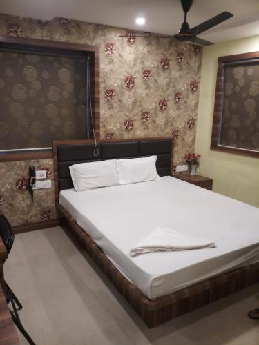 Postel nebo postele na pokoji v ubytování Hotel Rayan Inn