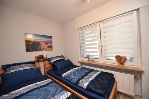 1 dormitorio con 2 camas y ventana en Ferienwohnung Emma en Wetzlar