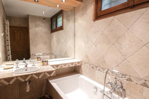 uma grande casa de banho com banheira e lavatório em Chalet Eole em Chamonix-Mont-Blanc
