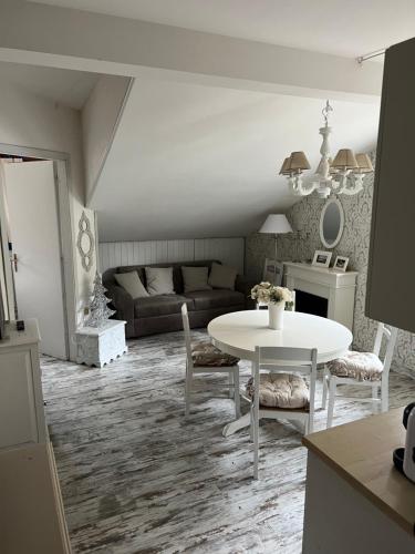 a living room with a table and a couch at Val di Luce - Delizioso appartamento 6 posti letto - Accesso diretto alle piste da sci in Abetone
