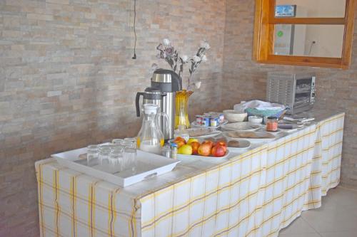 Un mostrador con comida y bebidas. en Damfjord Boutique Hotel, en Santa Maria