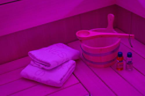 a pink bathroom with pink towels and a bucket at FESH LIVING in Kaprun