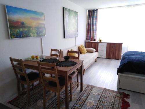 Ένα ή περισσότερα κρεβάτια σε δωμάτιο στο Berghof Studio Haus Rachel mit Pool