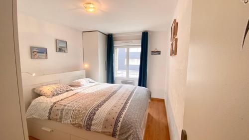 une petite chambre avec un lit et une fenêtre dans l'établissement Superbe apt cosy, 50m de la plage, 4 pers, vue côté mer, à Fort-Mahon-Plage