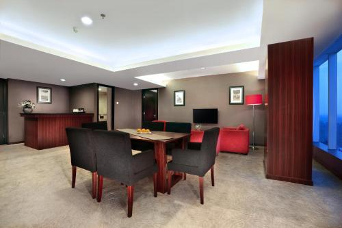 Μια τηλεόραση ή/και κέντρο ψυχαγωγίας στο Aston Madiun Hotel & Conference Center