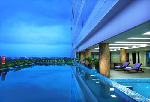 una piscina en el vestíbulo de un edificio en ASTON Madiun Hotel & Conference Center, en Madiun