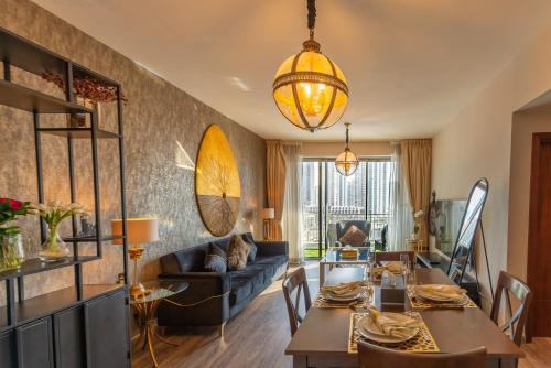 ein Wohnzimmer mit einem Tisch und einem Sofa in der Unterkunft WORLD CLASS 1BR with DUBAI DOWNTOWN BOULEVARD view in Dubai