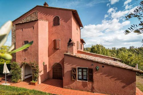 - un grand bâtiment en briques rouges avec aventh floor dans l'établissement Tenuta San Vito In Fior Di Selva, à Montelupo Fiorentino