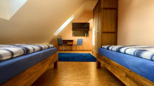 Pokój z 2 łóżkami i biurkiem w obiekcie Alpakahof Gaias Garten w mieście Kriebstein