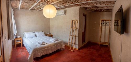 a bedroom with a white bed in a room at Hotel Casa Allegra Art Suites in Rosario