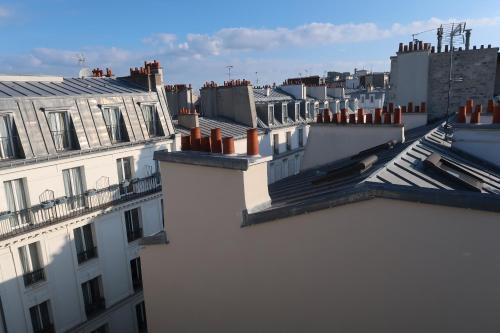 Paris 17ème - STUDIO compact 10m2 -110 sqf - coeur BATIGNOLLES - ideal SOLO traveler