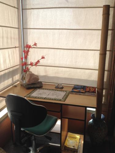 ACOGEDOR DEPARTAMENTO EN APOQUINDO في سانتياغو: مكتب مع كرسي بجوار النافذة