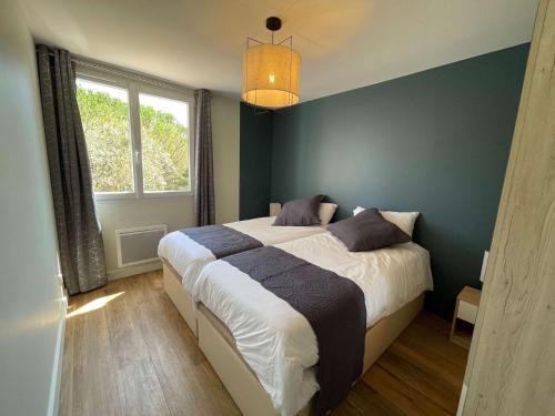 Un dormitorio con una cama grande y una ventana en Au point du jour - Gîtes Carcassonne, Lac de la Cavayère, en Carcassonne