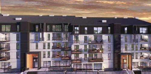 un gran edificio de apartamentos con balcones en Ach, To Tu- Apartament Łańcut, en Łańcut