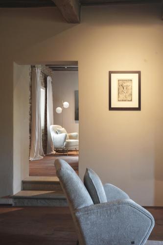 a living room with a couch and a chair at Vocabolo Moscatelli in Calzolaro