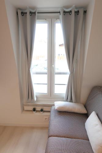 Un pat sau paturi într-o cameră la Paris 17 - Batignolles - Studio 10 m2 - 1 room - Single occupancy - near Champs Elysées & Montmartre & Dpt stores