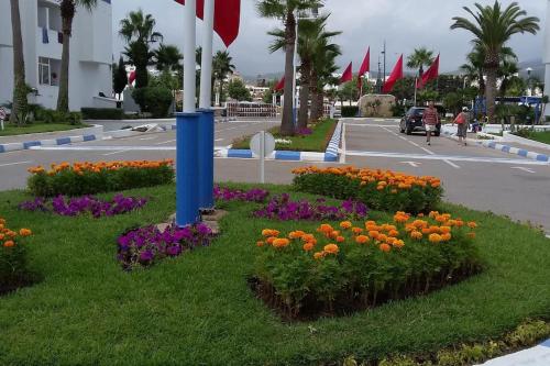 a circle of flowers in a parking lot at Superbe appart 3pieces a sania plage MARINA SMIR in M'diq