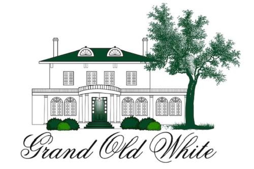 Una casa con un árbol y las palabras, viejo blanco en Grand Old White Capitol Executive Suite, en Charleston