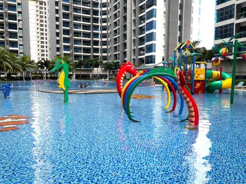 - un parc aquatique avec un toboggan dans la piscine dans l'établissement 5min to Jonker Walk Town Area by De Avenue Stay, à Malacca