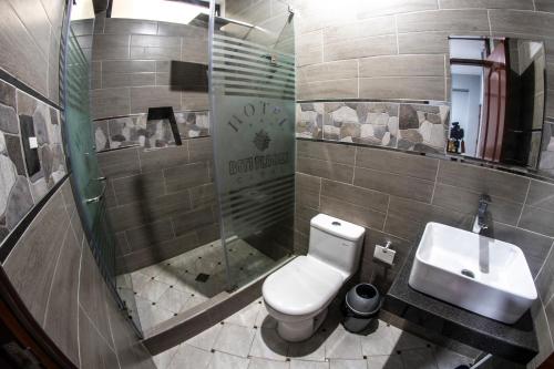 bagno con servizi igienici e lavandino di Hotel Las Terrazas De Caral a Barranca