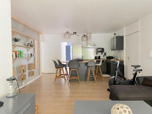 een keuken en een woonkamer met een tafel en stoelen bij Standing Appart 1étage 3chambres 3 SDB ProcheLILLE in Croix