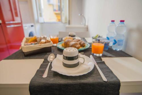 een tafel met een servet waarop een hoedje ligt bij Bed&Breakfast Salerno in Salerno