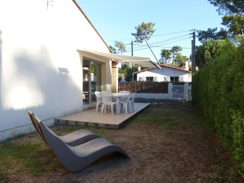 Vonkajšia záhrada v ubytovaní VILLA AU COEUR DE RONCE LES BAINS 200 mètres de la plage
