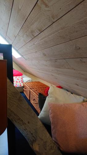 a room with two beds and a wooden ceiling at Miniloft Abel Abri in Zingem