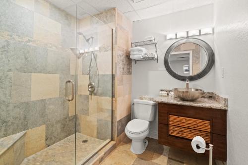y baño con ducha, aseo y lavamanos. en Sans Souci 407, en Pensacola Beach