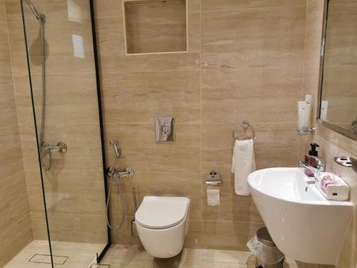 a bathroom with a shower and a toilet and a sink at شقة راقية بثلاث غرف نوم ودخول ذاتي in Riyadh