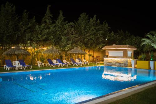 Bazén v ubytování Hotel Alrawabi nebo v jeho okolí