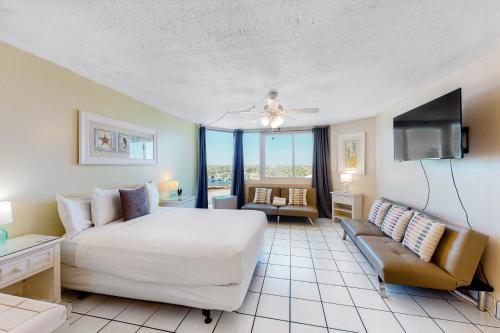 um quarto de hotel com uma cama e uma televisão em The Top of the Gulf #818 em Panama City Beach
