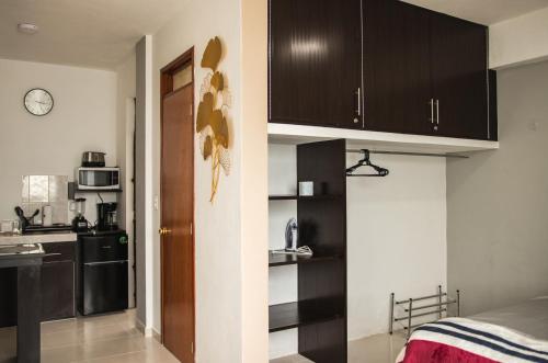 a small room with a kitchen and a bedroom at Departamento Orellana 1 in Chetumal