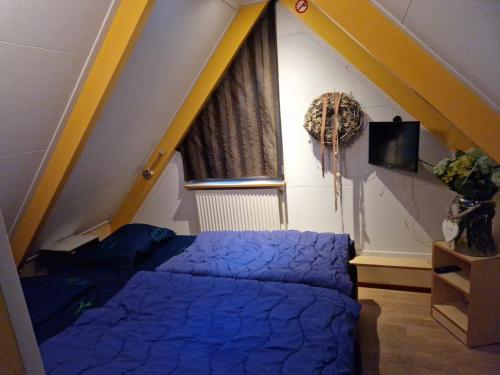 1 dormitorio con 1 cama con techo amarillo en Huuske 086, en Simpelveld