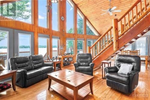 All Season WATERFRONT Cottage with FREE Parking, WIFI, BBQ, Beach & Boat Ramp