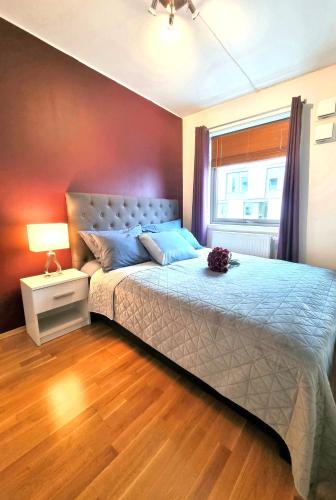 a bedroom with a bed and a window at Demims Apartments Lillestrøm - Central location & Parking in Lillestrøm
