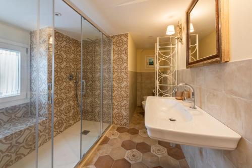 uma casa de banho com um lavatório e um chuveiro em Casa Griselda em Florença