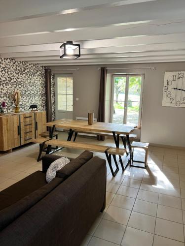 a living room with a table and a couch at Relais Venise verte in Coulon