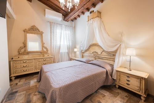 um quarto com uma cama, um espelho e uma cómoda em Casa Griselda em Florença