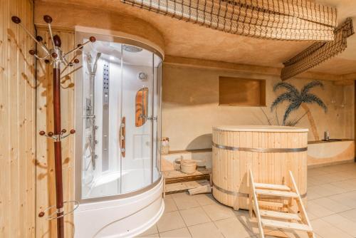 uma casa de banho com um chuveiro e um barril de madeira em Villa House Poznań * SAUNA * em Poznań