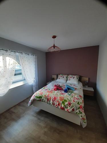 1 dormitorio con cama y ventana en gite de La Carrière, en Saint-Julien-de-Piganiol