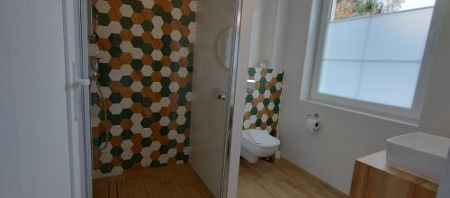 La salle de bains est pourvue de toilettes, d'un lavabo et d'une fenêtre. dans l'établissement Róża Sudetów Domek, à Duszniki-Zdrój