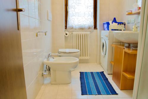 a bathroom with a toilet and a sink at Hotel Diffuso Il Portichetto sulla collina a Vezio Perledo in Perledo